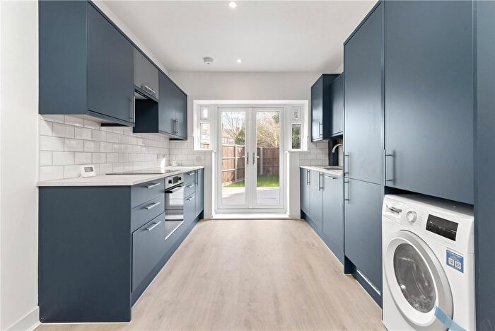 3 Bedroom Flat To Rent In Rowan Road, SW16