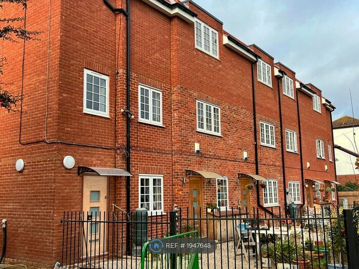 3 Bedroom Flat To Rent In Norfolk Avenue, London, N13