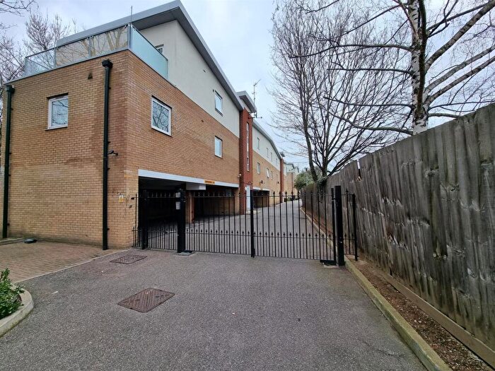 1 Bedroom Flat For Sale In Chamberlain Close, Ilford, IG1