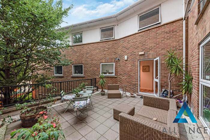 1 Bedroom Apartment For Sale In Lockview Court, Narrow Street, Limehouse, London, E14