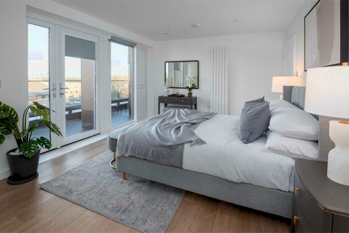 3 Bedroom Flat To Rent In Walton Court, KT12