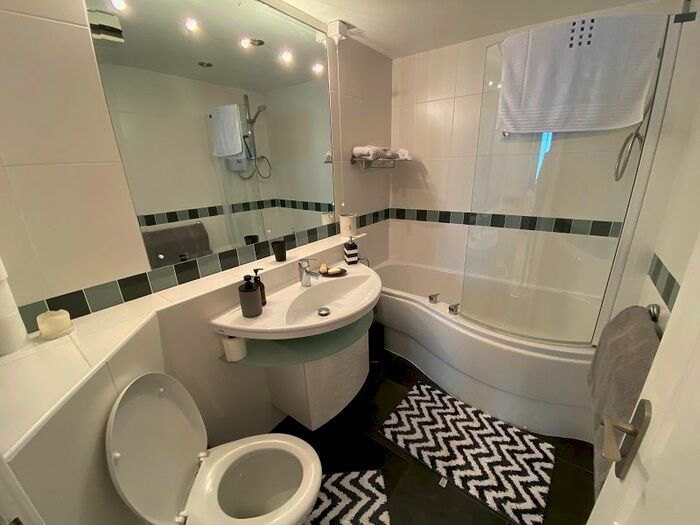 2 Bedroom Flat To Rent In Caswell Bay Court, Caswell, SA3