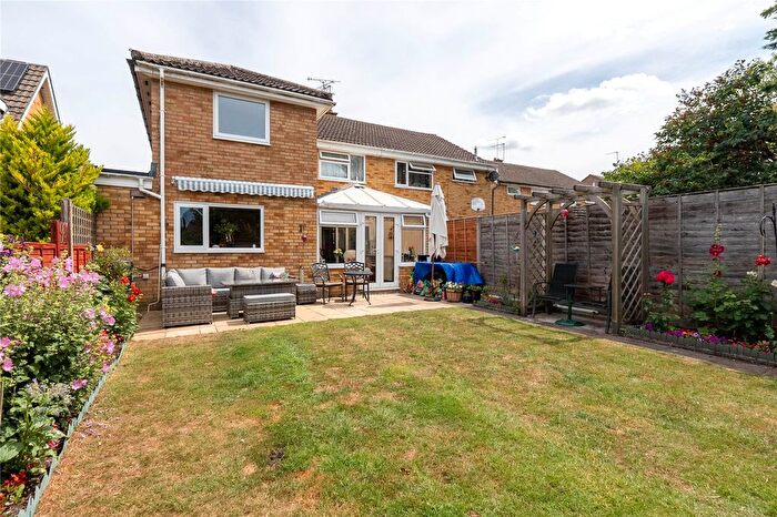 4 Bedroom Semi-Detached House For Sale In Apollo Close, Dunstable, Bedfordshire, LU5