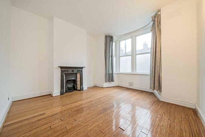 2 Bedroom Flat To Rent In Kilburn Lane, Kensal Rise, W10