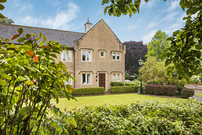 2 Bedroom Apartment For Sale In Kings End, Bicester, OX26