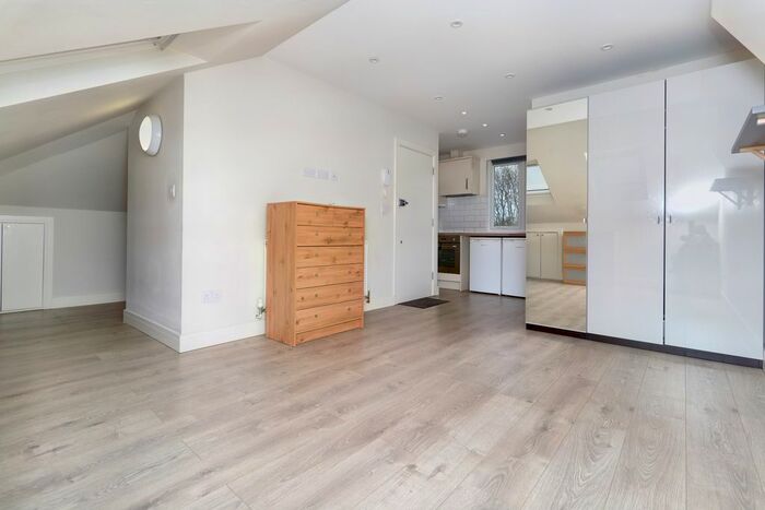 Studio To Rent In Second Ave, London, NW4