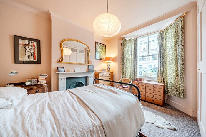 2 Bedroom Flat For Sale In Disraeli Road, London, SW15