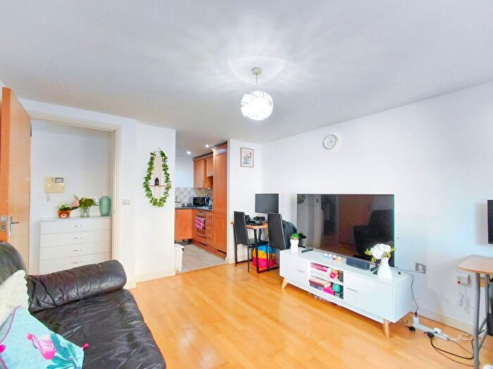 1 Bedroom Flat To Rent In Rosemoor House, West Ealing London, W13