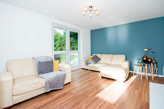 2 Bedroom Flat To Rent In Cedar Gardens, Sutton, SM2