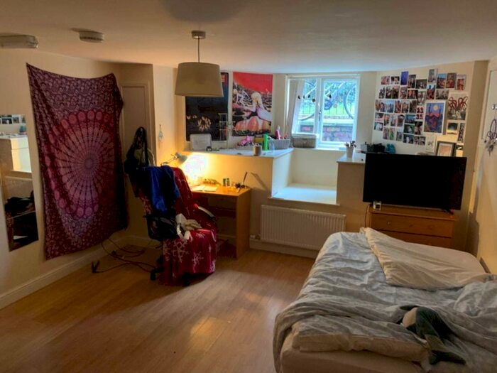 5 Bedroom Semi-Detached House To Rent In Heaton Road, Withington, M20