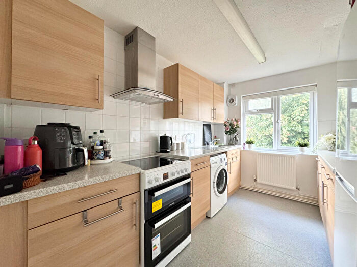 2 Bedroom Flat For Sale In Grymsdyke Road, Wigginton, HP23