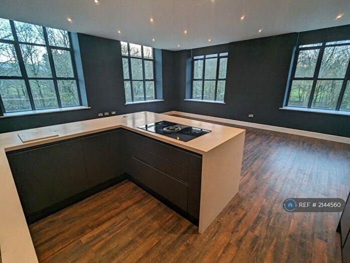 3 Bedroom Flat To Rent In Gibbs Close, Greenfield, Oldham, OL3