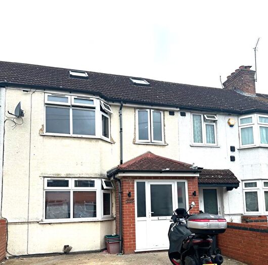 5 Bedroom Semi-Detached House To Rent In Waye Avenue, Hounslow, Cranford, TW5