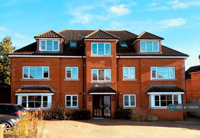 2 Bedroom Flat To Rent In Worplesdon Court, Guildford, GU2