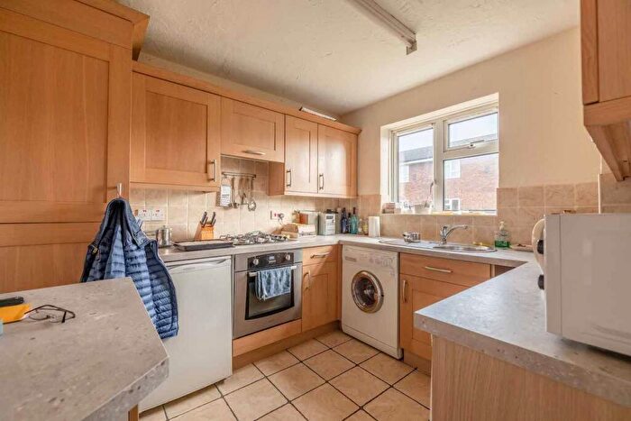 1 Bedroom Flat For Sale In New Road, Datchet, SL3