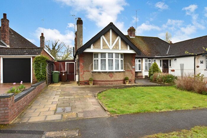 3 Bedroom Semi-Detached Bungalow For Sale In Oakroyd Avenue, Potters Bar, EN6