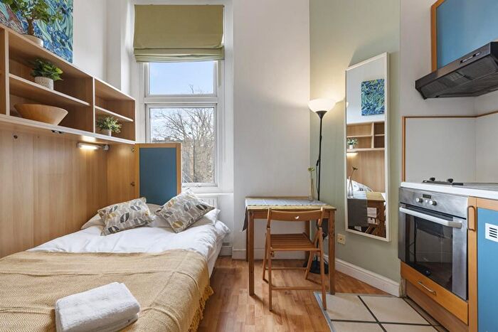 Detached House To Rent In West Cromwell Road, London, SW5