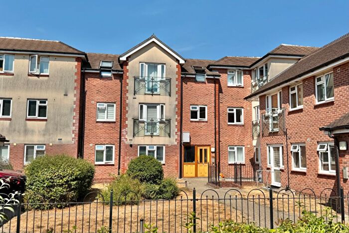 2 Bedroom Flat For Sale In Foxfield, Park Gate, SO31