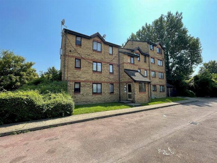 Studio To Rent In Porter Close, Grays, RM20