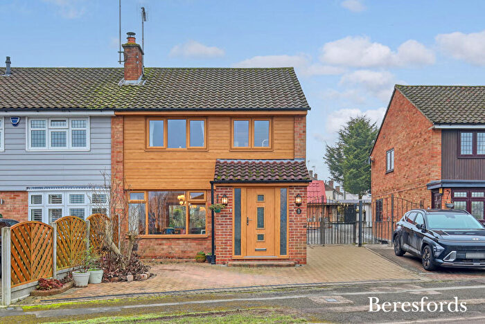 3 Bedroom Semi Detached House For Sale In Barn Mead, Doddinghurst, CM15