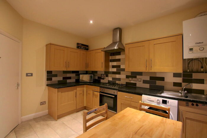 3 Bedroom Flat To Rent In High Road, Willesden Green, London, NW10