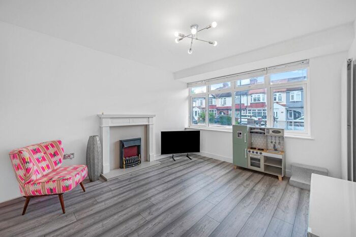 5 Bedroom Semi-Detached House To Rent In Woodgrange Gardens, Enfield, EN1