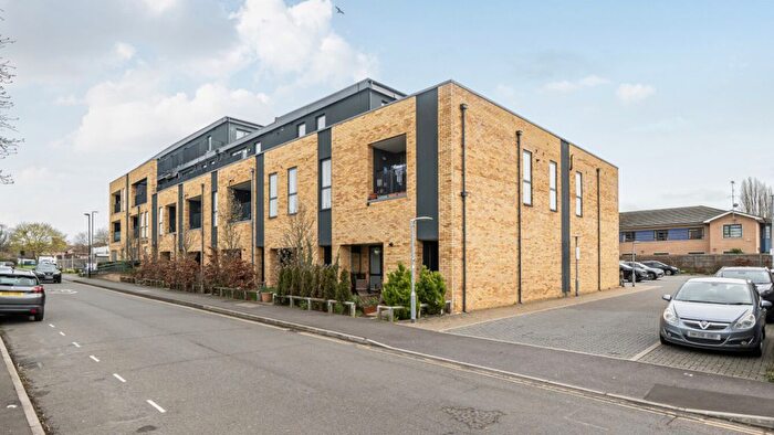 2 Bedroom Flat For Sale In Longview Court, Southville Road, Feltham, TW14