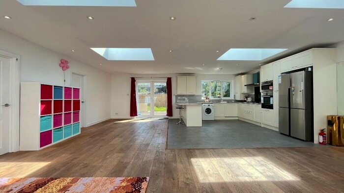 6 Bedroom Bungalow To Rent In Avenue Road, Sutton, Surrey, SM2