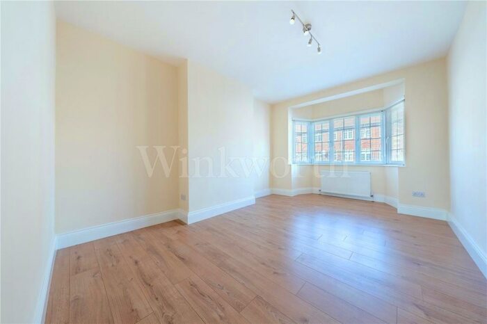 4 Bedroom Apartment To Rent In Vivian Avenue, London, NW4
