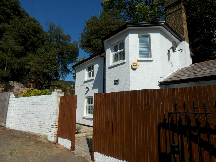 2 Bedroom Detached House To Rent In Upper Sunbury Road, Hampton, TW12