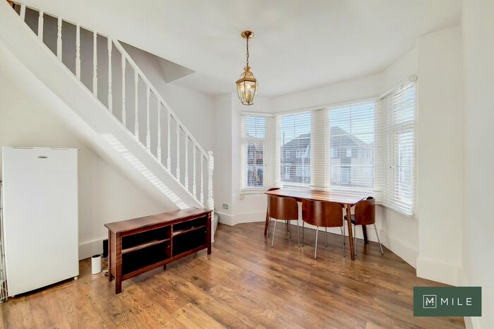 4 Bedroom Flat To Rent In Colindeep Lane, London, NW9