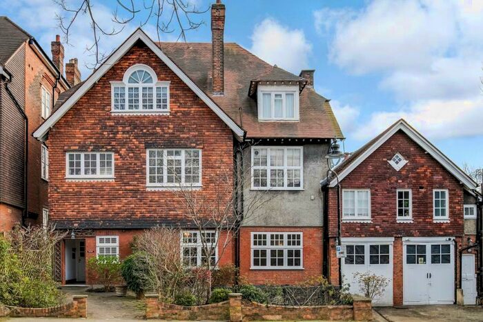 3 Bedroom Flat To Rent In Lyndhurst Road, Hampstead, London, NW3