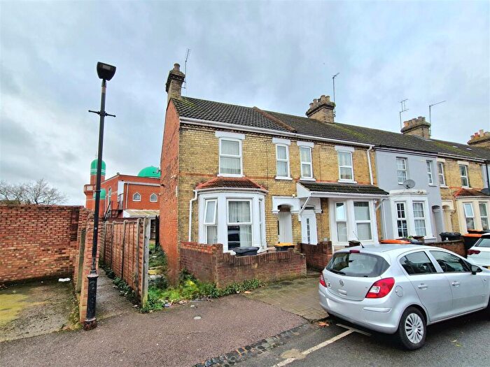 4 Bedroom End Of Terrace House For Sale In Marlborough Road, Bedford, MK40