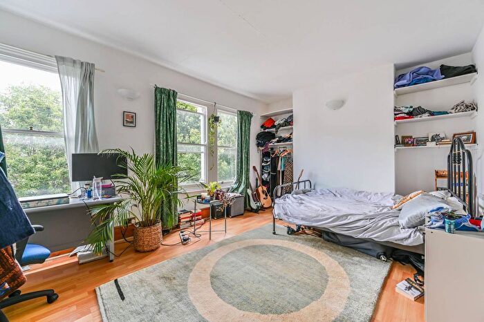 3 Bedroom Flat To Rent In Brook Drive, Kennington, London, SE11