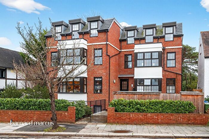 2 Bedroom Flat For Sale In Villiers Avenue, Surbiton, KT5