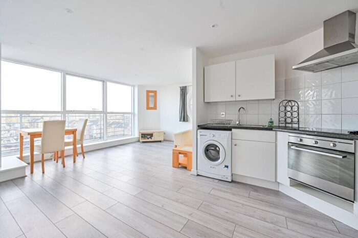 2 Bedroom Flat For Sale In Baltic Quay, Canada Water, London, SE16