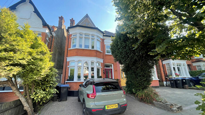5 Bedroom Semi-Detached House To Rent In Compton Road, Winchmore Hill, N21