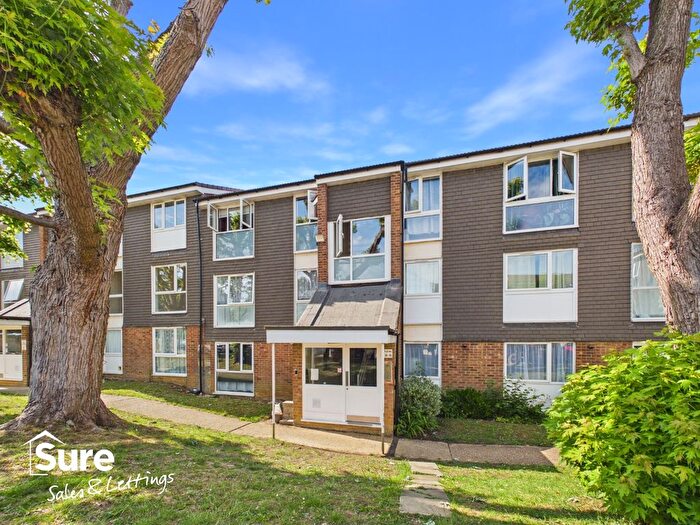2 Bedroom Flat To Rent In Cuffley Court, Hemel Hempstead, Hertfordshire, HP2
