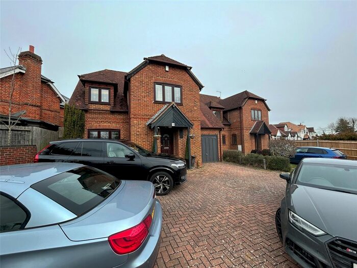4 Bedroom Link Detached House To Rent In Beech Lane, Reading, Berkshire, RG6