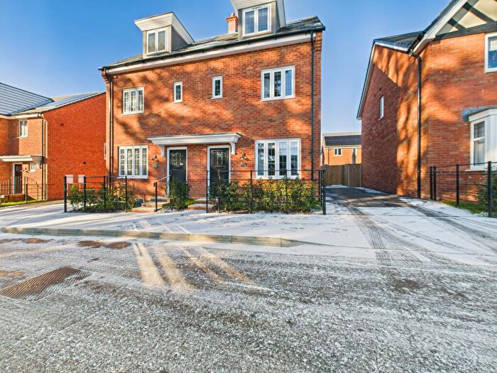 3 Bedroom Town House For Sale In Greenkeepers Avenue, Basingstoke, RG23