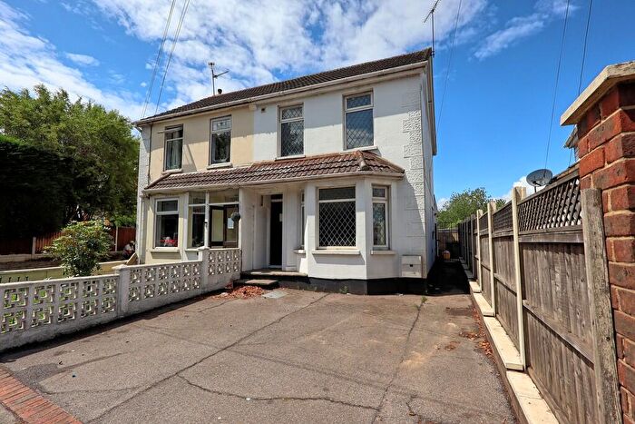 4 Bedroom Semi-Detached House For Sale In *Substantial Plot With Separate Access* Thundersley, SS7