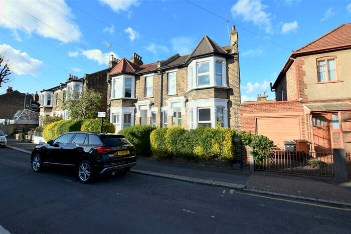 2 Bedroom Flat To Rent In Jersey Road, Leytonstone, E11