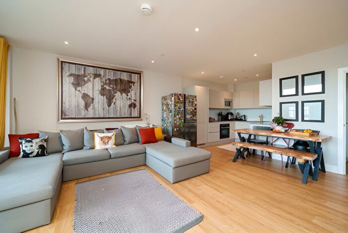 3 Bedroom Flat For Sale In Greyhound Parade, London, SW17