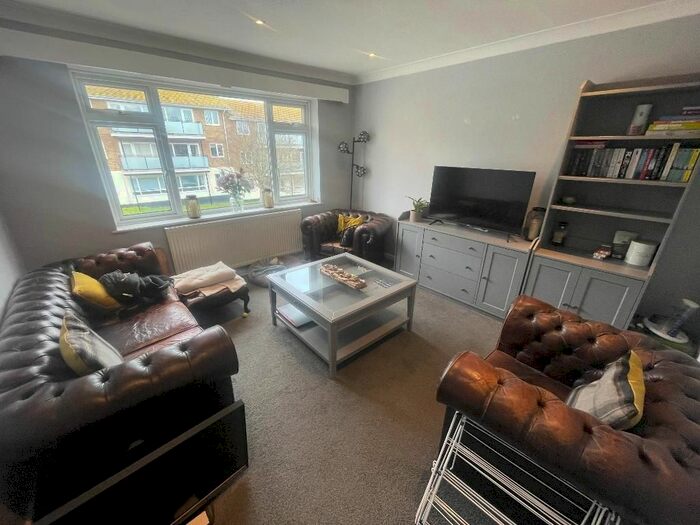 2 Bedroom Flat To Rent In Lustrells Vale, Saltdean, BN2