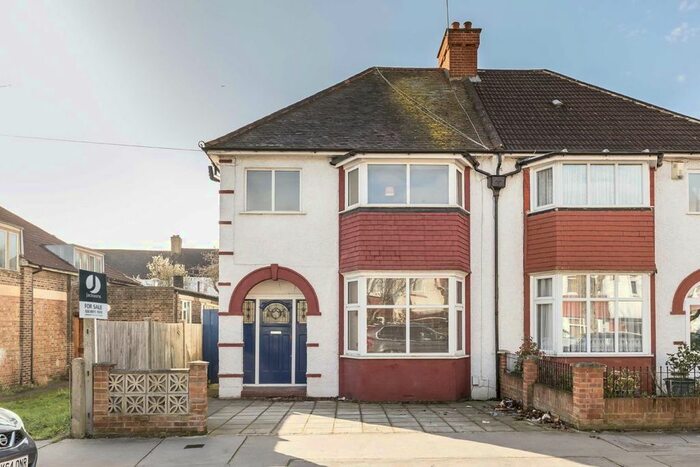 3 Bedroom Property To Rent In Semley Road, London, SW16