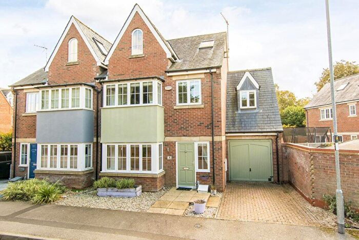 4 Bedroom Semi-Detached House For Sale In Garfield Close, Market Harborough, LE16