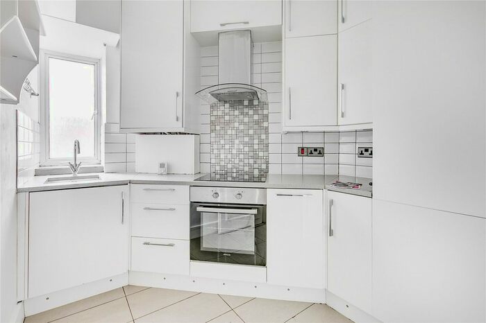 3 Bedroom Flat To Rent In Belvedere Court, - Upper Richmond Road, London, SW15