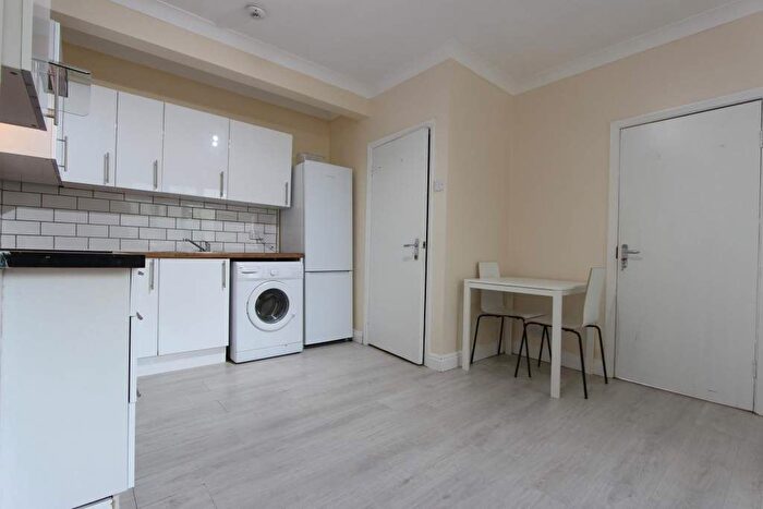 2 Bedroom Flat To Rent In High Road, London, N20