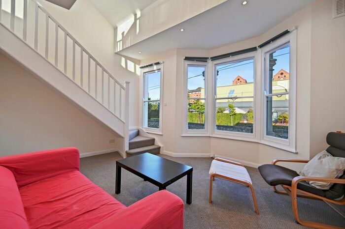 2 Bedroom Flat To Rent In Townmead Road, Fulham, London, SW6