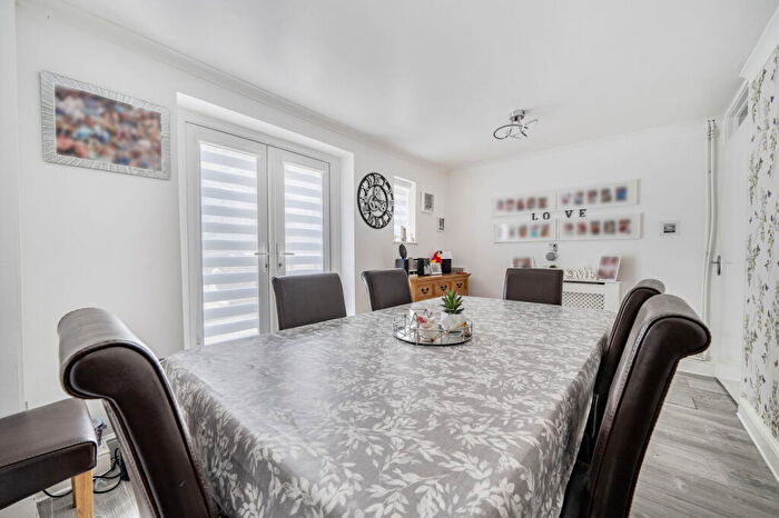 3 Bedroom Semi-Detached House For Sale In Laurel Close, Southampton, SO19
